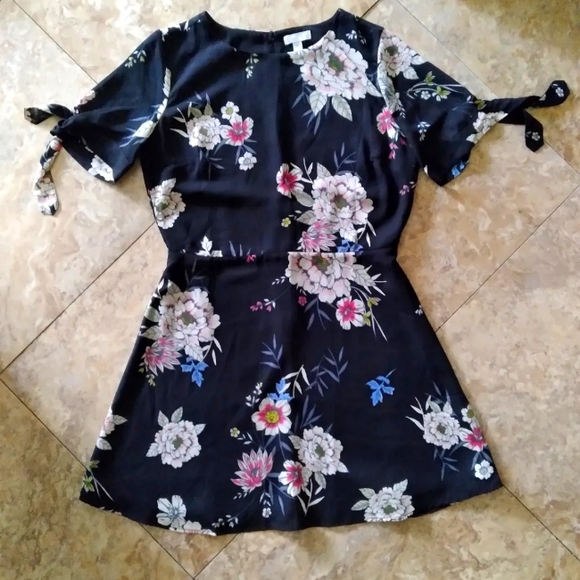 Leith Dresses & Skirts - Leith Short Sleeve Floral mini dress, size Medium